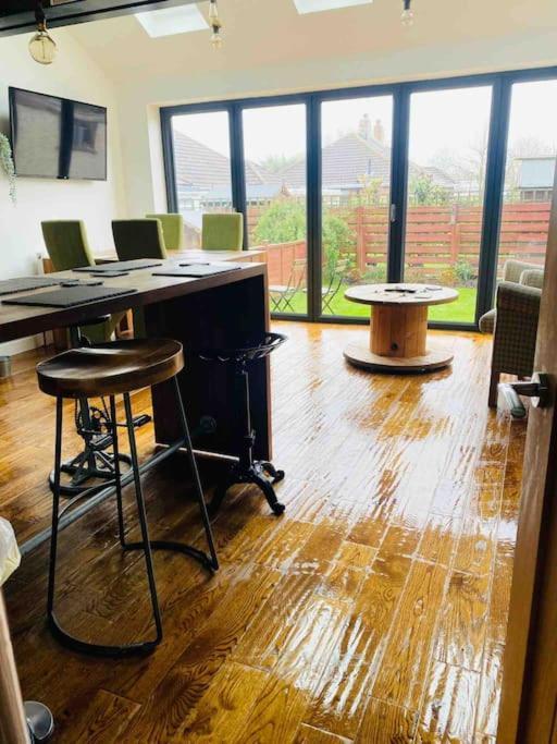 Lovely Semi-Beach 2X Pubs -5 Min Walk-Pets Welcome-Parking-Garden 스칼비 외부 사진